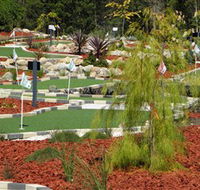 18 Hole Mini Golf - Club Husky - Schoolies Week Accommodation