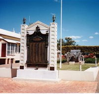 Gayndah War Memorial - Schoolies Week Accommodation