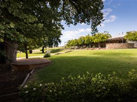 Howard Vineyard - Schoolies Week Accommodation 2