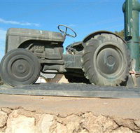 Ferguson Tractor Monument - Schoolies Week Accommodation