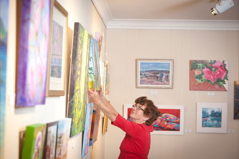 Bluebelles Art Gallery - Schoolies Week Accommodation 0