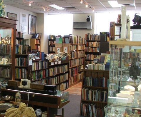Mr Pickwicks Fine Old Books - Schoolies Week Accommodation 0