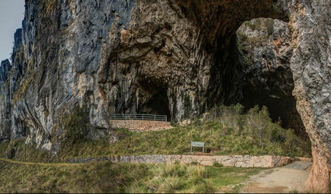 Yarrangobilly Caves – Castle Walk - Schoolies Week Accommodation 0
