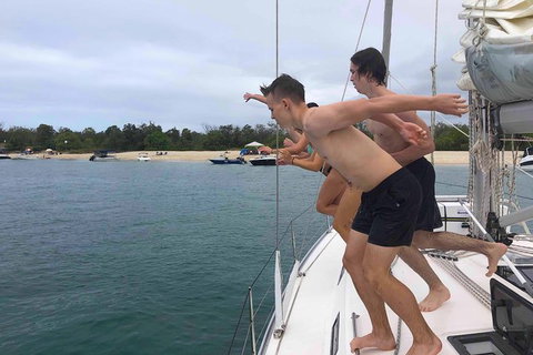 Sailing Curlew Escape On Moreton Bay - Schoolies Week Accommodation 11
