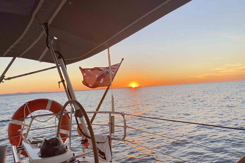 Sailing Curlew Escape On Moreton Bay - Schoolies Week Accommodation 5
