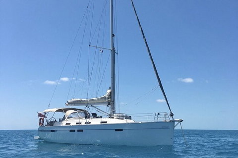 Sailing Curlew Escape On Moreton Bay - Schoolies Week Accommodation 2