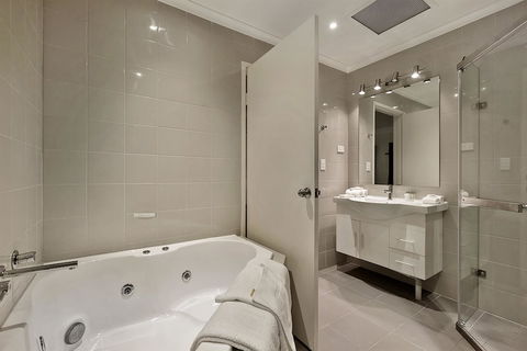 Best Western Plus Buckingham International - Schoolies Week Accommodation 4