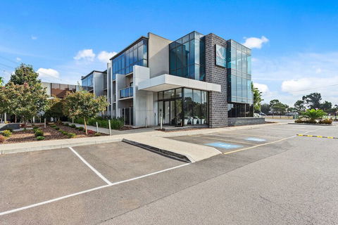 Quality Hotel Taylors Lakes - Schoolies Week Accommodation 7