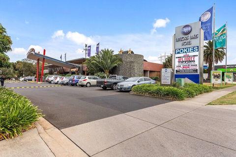 Quality Hotel Taylors Lakes - Schoolies Week Accommodation 4