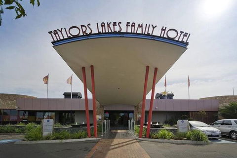 Quality Hotel Taylors Lakes - Schoolies Week Accommodation 1