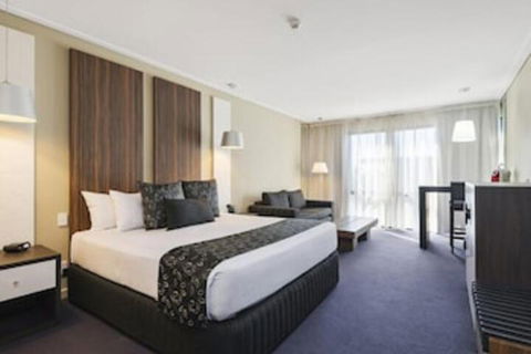Quality Hotel Taylors Lakes - Schoolies Week Accommodation 0