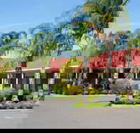 Pines Country Club Motor Inn - Schoolies Week Accommodation