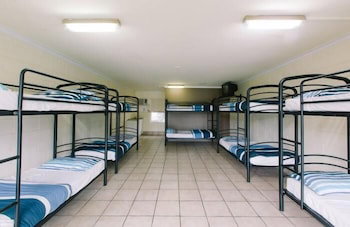 Beaches Backpackers Airlie Beach - Hostel - Schoolies Week Accommodation 2