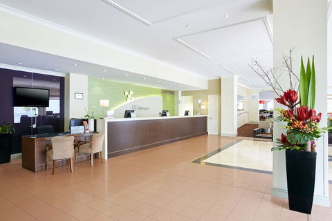 Holiday Inn Darling Harbour, An IHG Hotel - Schoolies Week Accommodation 6