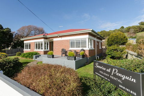 Sunrise At Penguin - Schoolies Week Accommodation 4