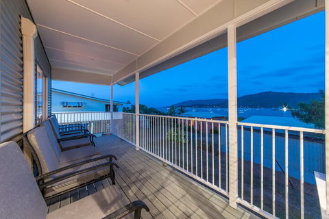 Norm's Beach House - Schoolies Week Accommodation 2