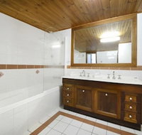 Airlie Getaway - Views - Schoolies Week Accommodation