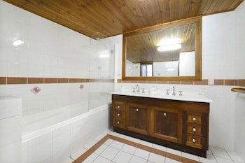Airlie Getaway - Views - Schoolies Week Accommodation 0