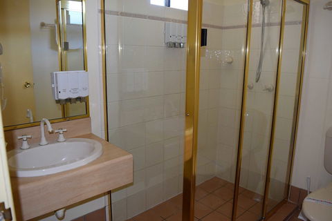 Warwick Vines Motel - Schoolies Week Accommodation 5