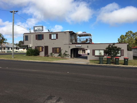 Warwick Vines Motel - Schoolies Week Accommodation 0