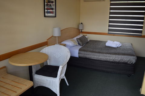Warwick Vines Motel - Schoolies Week Accommodation 3