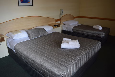 Warwick Vines Motel - Schoolies Week Accommodation 4