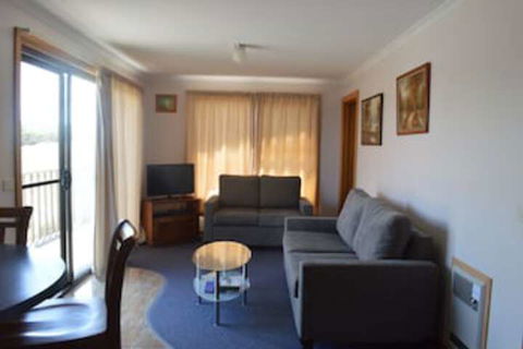 Sunset Holiday Villas - Schoolies Week Accommodation 0