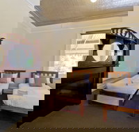 Deloraine Hotel - Schoolies Week Accommodation