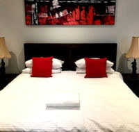 Deluxe Lake View House - Schoolies Week Accommodation