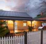 Rawsons Retreat Five Bedroom Home Walk CBD Includes Breakfast - Schoolies Week Accommodation
