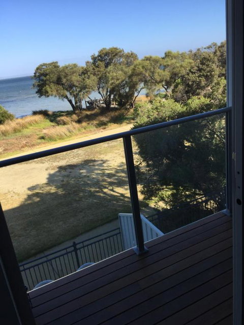 Falcon Bay 4x4 Townhouse - Schoolies Week Accommodation 3