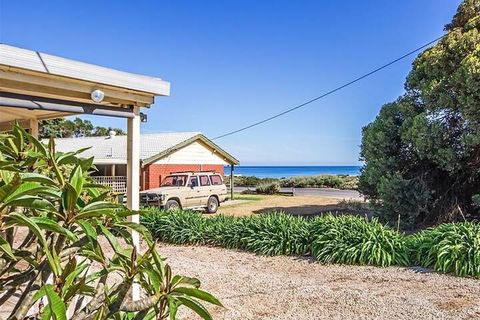 Boat House - Schoolies Week Accommodation 5
