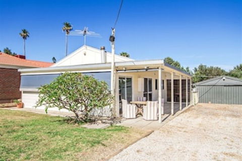 Boat House - Schoolies Week Accommodation 0