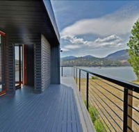Amazing Unique Five-Star Waterfront Retreat - Schoolies Week Accommodation