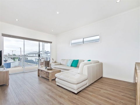 Seas The Day - Schoolies Week Accommodation 0