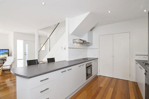 Bask At The Glade - Rejuvenate Stays - Schoolies Week Accommodation 3