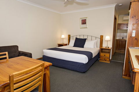 Colonial Motel And Serviced Apartments - Schoolies Week Accommodation 1