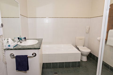 Colonial Motel And Serviced Apartments - Schoolies Week Accommodation 3