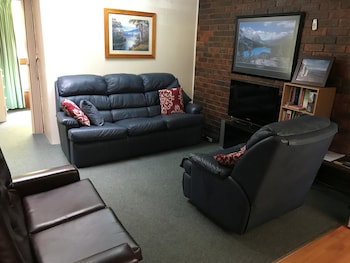 Kalamunda 2 - Schoolies Week Accommodation 0