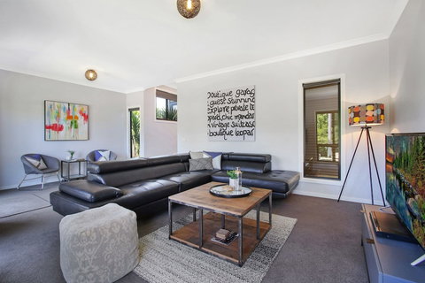 Luminosa - Schoolies Week Accommodation 4