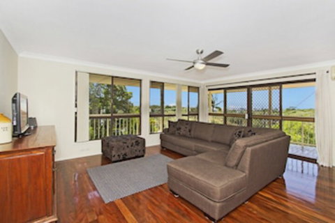 KINGSCLIFF HOLIDAY HOME On The HILL SYDS VIEW - Schoolies Week Accommodation 0