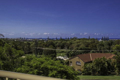 KINGSCLIFF HOLIDAY HOME On The HILL SYDS VIEW - Schoolies Week Accommodation 1
