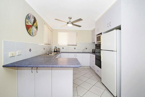 KINGSCLIFF HOLIDAY HOME On The HILL SYDS VIEW - Schoolies Week Accommodation 5