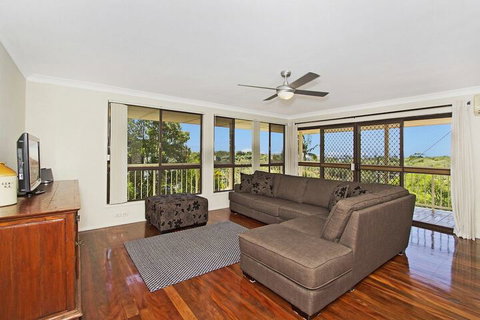 KINGSCLIFF HOLIDAY HOME On The HILL SYDS VIEW - Schoolies Week Accommodation 4