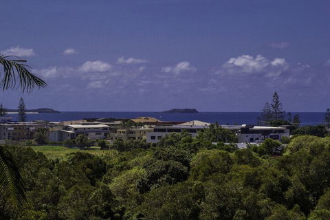 KINGSCLIFF HOLIDAY HOME On The HILL SYDS VIEW - Schoolies Week Accommodation 2