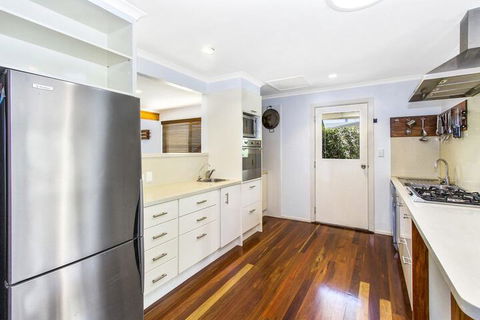 CABARITA BEACH BLISS HOLIDAY HOME On The LAKE - Schoolies Week Accommodation 3