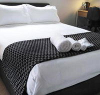 Lakeside Retreat  Business - Schoolies Week Accommodation