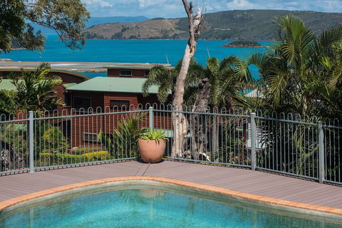 Heliconia 10 Newly Renovated House - Schoolies Week Accommodation 1