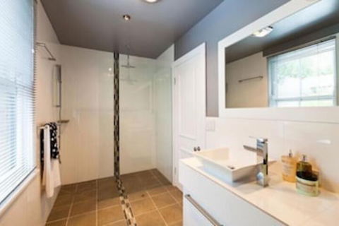 Spacious City 2 BR House Fit 6 PP - Schoolies Week Accommodation 4