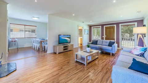 Loch Retreat 550m TO Town - Schoolies Week Accommodation 6